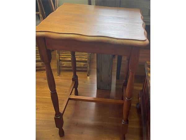 ~/upload/Lots/38522/y3fjojkysik5e/LOT 013   Vintage Side table_t600x450.jpg